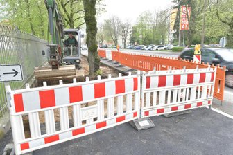 Auf Wunsch der Seniorenheime: Gehweg an der Chemnitzer Straße in Freiberg wird erneuert - Der Gehweg an der Chemnitzer Straße in Freiberg wird saniert. Die Firma LSTW ist mit den Baggerarbeiten beauftragt.