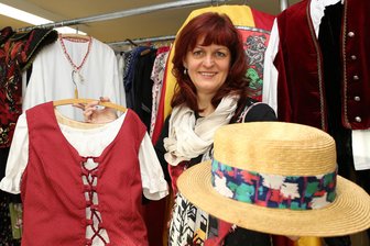Auf Zeitreise im Erzgebirge: Kostümfundus Schwarzenberg öffnet für Neugierige die Türen - Kerstin Richter hat mit viel Herzblut den Kostümfundus aufgebaut.