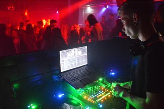 Auf Zschopauer Tanzfläche kehrt wieder Leben ein - Prall gefüllt war die Tanzfläche im „High Point“ regelmäßig bei der Kastenparty, die es inzwischen aber nicht mehr gibt.
