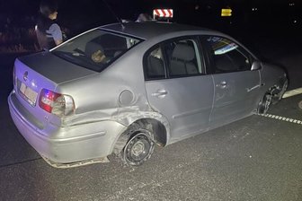 Auf zwei Felgen über die Autobahn - Zwei platte Reifen stoppten den Fahrer nicht, erst die Polizei. 
