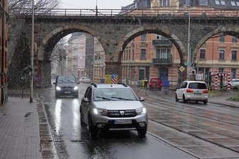 Auf Zwickauer Straßen soll es leiser werden - Auf der Werdauer Straße sollen die Betonplatten an den Gleisen der Straßenbahn durch eine Asphaltdecke ersetzt werden. 