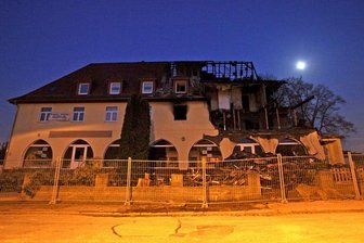 Die Ruine des im November 2011 explodierten NSU-Unterschlupfes ist längst abgerissen, auf dem Areal wächst Gras. Im NSU-Prozess und in Untersuchungsausschüssen wird versucht zu verhindern, dass über den Fall selbst Gras wächst, ohne dass seine Details ausgeleuchtet sind.
