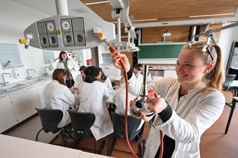 Aufatmen an Chemnitzer Keplergymnasium: Endlich neue Labore und eine moderne Mensa - Erste Experimente im neuen Chemiekabinett des Keplergymnasiums Chemnitz. Josephine Hofmann schließt einen Brenner an. Gas, Strom und Daten kommen in den Fachräumen nun von der Decke. Das ermöglicht ein flexibleres gemeinsames Arbeiten in Gruppen.