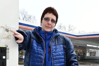 Aufatmen an den Tankstellen: Polizei klärt Diebstahlsserie auf - Gute Arbeit der Ermittler: Kerstin Pankotsch vom Tank-Center an der Kleinschirmaer Straße zeigt sich zufrieden, dass die Polizei den Mann gefasst hat, der über Wochen Automaten in der Stadt geknackt haben soll - in Tankstellen, in Gaststätten und Parkhäusern. Der Schaden allein für die Stadt Freiberg beträgt 23.000 Euro.