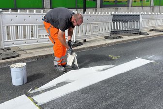 Aufatmen bei Autofahrern: Bundesstraße 171 am Markt in Marienberg bald wieder offen - Die Firma Klimek und Rudolph, im Bild Mitarbeiter Jörg Lehmann, sorgt für die Markierungen.