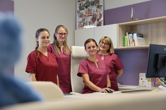 Aufatmen bei Eltern im Erzgebirge: Wo eine neue Kinderarztpraxis ihre Türen geöffnet hat - Das Team um Jana Ondriasova (M.) freut sich auf die neue Herausforderung.