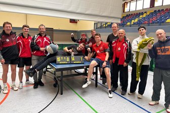 Aufatmen bei Tischtennis-Sachsenligist im Erzgebirge: Team macht verkorksten Start wett - Die Freude war groß: Zwei wichtige Heimsiege hat der 1. TTV Schwarzenberg feiern dürfen.