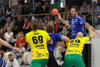 Aufatmen beim HC Glauchau/Meerane: Handball-Regionalligist beendet Niederlagenserie - Franz Schmidt, hier in der Partie gegen Bad Blankenburg am Ball, konnte in Köthen zwei Treffer zum Auswärtssieg beisteuern.