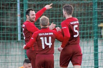 Aufatmen im Auenstadion - Wieder in der Spur: Markus Zamzelli (l.) hatte mit seinem 3:1 gegen Hartmannsdorf die Weichen auf Sieg gestellt. Franz Schwarz (r.) und Florian Berger jubeln mit dem zweifachen Torschützen.