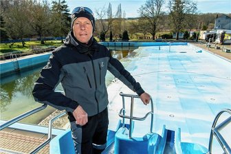 Aufatmen im Freibad Rochlitz: Tom Hennig ist der Neue am Beckenrand - Tom Hennig ist der neue Mitarbeiter im Rochlitzer Freibad. Er freut sich darauf, wenn das Bad ab Mitte Mai wieder öffnet. 