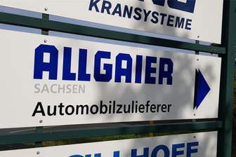 Aufatmen im Vogtland: Dieses insolvente Werk ist gerettet - Wegweiser zum Allgaier-Werk in Taltitz: Jetzt ist auch der Weg aus der Krise klar.