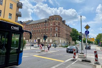 Aufatmen in Chemnitz: Nervige Dauer-Sperrung aufgehoben - Wieder offen auch in Richtung Zentrum: Am Zöllnerplatz in Chemnitz leitet jetzt eine Baustellenampel den Verkehr auf der B 107 an einer halbseitigen Sperrung vorbei.