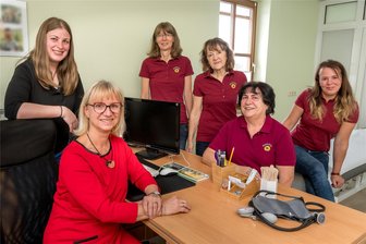 Aufatmen in Großrückerswalde: Neue Arztpraxis erwartet Patienten - Zum Team von Dipl.-Med. Angela Albrecht (vorn) gehören Internistin Beatrice Seidel sowie die Schwestern Manuela Schaarschmidt, Ilona Löser, Manuela Neumann sowie Kerstin Uhlig (hinten v. l.).
