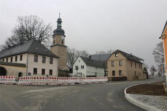 Aufatmen in Misslareuth: Straßenbau nach anderthalb Jahren beendet - Die Staatsstraße in Mißlareuth war voriges Jahr grundhaft erneuert worden. Der Kirchplatz kam im Frühjahr 2024 an die Reihe.