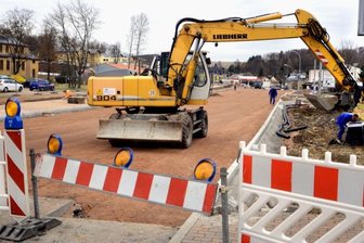 Aufatmen in Rodewisch: Neue Trasse bringt Entlastung - Soll noch vor Weihnachten wieder befahrbar sein - die Lindenstraße/B 169 als Abschnitt der Teilortsumgehung Rodewisch.Fotos: Joachim Thoss