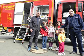 Aufatmen in Tirpersdorf: Gemeinde bei Überflutungen jetzt besser gerüstet - Ortswehrleiter Mike Gärtner (rechts), Bürgermeister Ralph Six und ein Teil des Feuerwehrnachwuchses bei der Schlüsselübergabe.