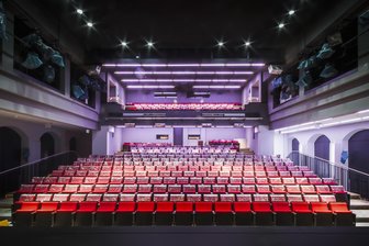Aufatmen in Zwickau: Stadt rettet Theater mit 1,6 Millionen Euro vor der Insolvenz - Blick in den Zuschauerraum des Zwickauer Gewandhauses. Dort kann mindestens bis Ende 2026 weiter Theater gespielt werden.