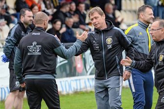 Aufatmen:  VfB Auerbach hält die Liga - Die große Euphorie ist ausgeblieben: Mit dem Klassenverbleib hat der VfB Auerbach nur das Minimalziel erreicht, sagt Coach Sven Köhler (Mitte), der nicht noch einmal in einen Abstiegskampf geraten will. 
