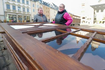 Aufbau des Plauener Weihnachtsmarktes beginnt: Was Händler und Innenstadtbesucher jetzt beachten müssen - Der Altmarkt verwandelt sich in den nächsten Tagen zum Weihnachtsmarkt. Erste Händler, darunter Katharina Hickmann (rechts), die von Michelle Hasche unterstützt wird, haben am Freitag mit dem Aufbau der Buden begonnen.