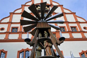 Aufbau des Plauener Weihnachtsmarktes: Großräumige Sperrungen in der Innenstadt notwendig - Auf dem Plauener Altmarkt geht es bis Jahresende weihnachtlich zu. Am 28. November öffnet der Weihnachtsmarkt. Der Aufbau läuft.