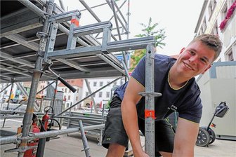 Aufbau für Freiberger Bergstadtfest beginnt: Wo wird wann welche Straße gesperrt? - Justin Krauße ist einer der Helfer, die beim Aufbau der Bühnen mit anpacken.