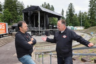 Aufbau für Konzerte von Gabalier und Kaiser im Erzgebirge: Warum sich ihre Bühnentechnik stark unterscheidet - Einsatzleiter der Security, Ivo Pester, im Gespräch mit Produktionsleiter Rigo Eifert (links). In den nächsten Tagen treten Roland Kaiser und Andreas Gabalier auf der Waldbühne auf.