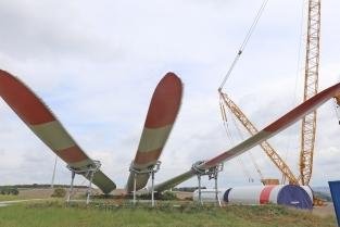Aufbau verzögert sich noch - Bis die Windräder bei Voigtsdorf aufgebaut werden, vergehen noch ein paar Tage. 