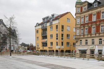 Aufbau von Eisbahn ist noch ungeklärt - Der Aufbau der Eisbahn auf dem Johannisplatz in Limbach-Oberfrohna im Vorjahr. 