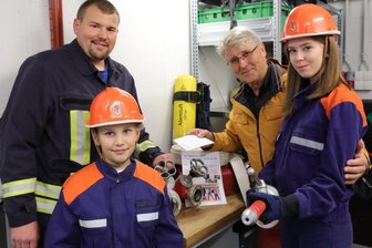 Aufblasbares Zelt für die Jugendfeuerwehr - Jugendwart Sebastian Klemm (l.) nahm gemeinsam mit Silas Frenzel und Santina Bergelt (vorn) das Geld von Christoph Weigel entgegen. 