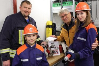Aufblasbares Zelt für die Jugendfeuerwehr - Jugendwart Sebastian Klemm (l.) nahm gemeinsam mit Silas Frenzel und Santina Bergelt (vorn) das Geld von Christoph Weigel entgegen.