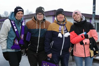 Aufbruchsstimmung beim FC Erzgebirge Aue? Das sagen Fans nach dem torlosen Unentschieden - Kim Tippmer (r.) mag den neuen Aue-Trainer. Er sei aktiver, sagt sie. Die Cranzahlerin war mit ihrer Familie am Samstag im Stadion und drückte dem Team die Daumen.