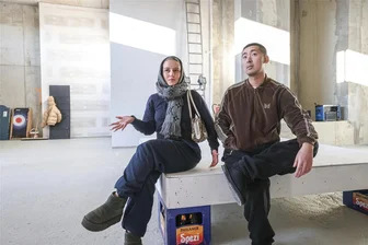 Aufbruchstimmung am Johannisplatz: Chemnitzer Vintage-Mode-Laden und Barber ziehen in Eins-Gebäude - Mitarbeiterin Johanna Birch und Betreiber Bach Tran im neuen Geschäft im Eins Energie Gebäude am Johannisplatz.