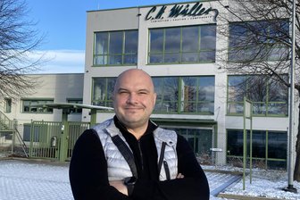 Aufbruchstimmung im Vogtland: Wie sich die Traditionsfirma C. H. Müller gegen den Untergang stemmt - C. H. Müller Heinsdorfergrund - dahinter stecken 155 Jahre bewegte Firmengeschichte. Philipp Porst steht als Geschäftsführender Gesellschafter in sechster Generation an der Spitze des Familienunternehmens.