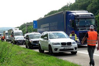 Auffahrunfälle sorgen für Stau auf der A4 bei Chemnitz - Der Unfall sorgte für Stau auf der Autobahn. Der Verkehr wurde vorläufig an den Unfallstellen vorbeigeleitet. 