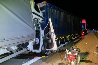 Auffahrunfall auf A 72 - Transporterfahrer eingeklemmt - Die Bergung des eingeklemmten Fahrers erwies sich als schwierig.