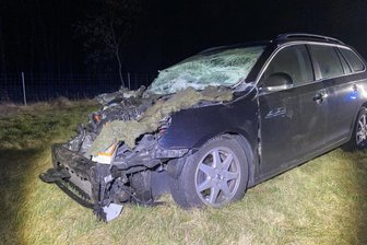Auffahrunfall auf A9: Auto steckt erst im Heck eines Lkw und strandet dann auf Grünstreifen - Zu einem spektakulären Unfall kam es auf der A9 in der Nacht zu Karfreitag.