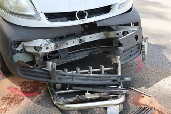 Auffahrunfall auf B 101: Auto rollt vorsichtig über Fräskante – Ein Transporterfahrer reagiert zu spät - Diesem Fahrzeug wurde beim Unfall die vordere Stoßstange abgerissen. Zur Schadenshöhe liegen noch keine Informationen vor.