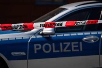 Auffahrunfall auf B 169 bei Riesa - zwei Schwerverletzte - Ein Polizeiauto steht hinter einem Absperrband der Polizei.