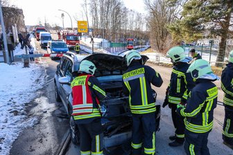 Auffahrunfall auf Bahnübergang im Erzgebirge: City-Bahn und Bundesstraße blockiert - Ein Auffahrunfall auf dem Bahnübergang in Aue legte den Auto- und den Bahnverkehr lahm.