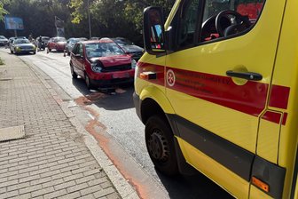 Auffahrunfall auf Bundesstraße im Erzgebirge sorgt für langen Stau - Blick auf die Unfallstelle auf der B 169 in Bad Schlema.