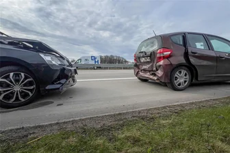 Auffahrunfall auf der A 72 bei Hartenstein: Fünf Personen verletzt - Die beiden Fahrzeuge wurden am Fahrbahnrand abgestellt.