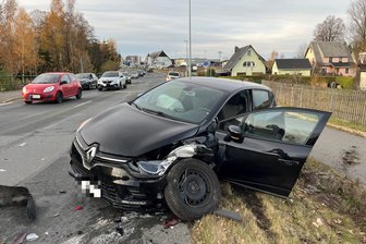 Auffahrunfall im Erzgebirge – Hohe Schadenssumme - Ein Renault war am Donnerstag bei Lauta an einem Unfall beteiligt.