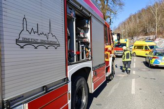 Auffahrunfall im Erzgebirge: Wichtige Straße voll gesperrt - Eine Verletzte - Nach einem Verkehrsunfall am Dienstag in Aue mussten Feuerwehr, Polizei und Rettungsdienst ausrücken.