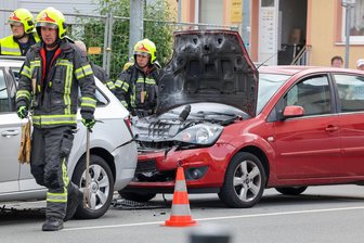 Auffahrunfall in Lichtenstein: Warum qualmt es aus der Motorhaube? - Einen Auffahrunfall gab es am Freitag auf der Lößnitzer Straße. in Lichtenstein.