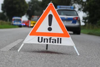 Auffahrunfall in Niederlungwitz - In Niederlungwitz bremst eine 40-Jährige zu spät. Es kommt zum Unfall.