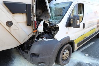 Auffahrunfall in Oelsnitz - Eine Person schwerverletzt - Der Fahrer des Transporters wurde schwer verletzt.