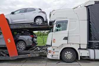 Auffahrunfall mit drei Lastern bei Nossen: A 4 nach langem Stau wieder frei - Dieser Laster fuhr am Samstag auf einen vor ihm fahrenden Autotransporter auf. Dabei wurden nicht nur der Truck, sondern auch geladene Neufahrzeuge beschädigt.