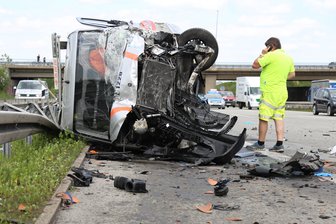 Auffahrunfall mit Schwefelsäure-Tanklaster - Der Transporter eines tschechischen Abschleppunternehmens war auf ein Stauende aufgefahren.