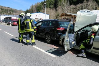 Auffahrunfall mit vier beteiligten Autos -