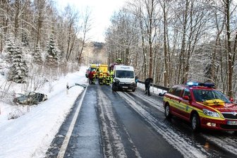 Auffahrunfall - Transporter schiebt Renault von der B283 - 